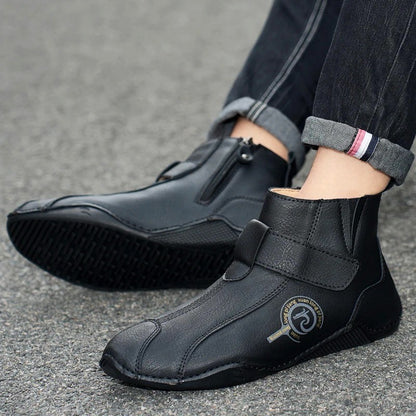 Casual men’s zippered ankle boots with a laid-back vibe.