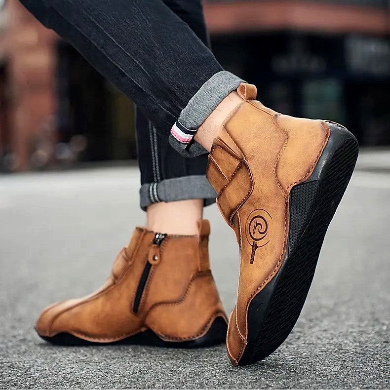 Casual men’s zippered ankle boots with a laid-back vibe.