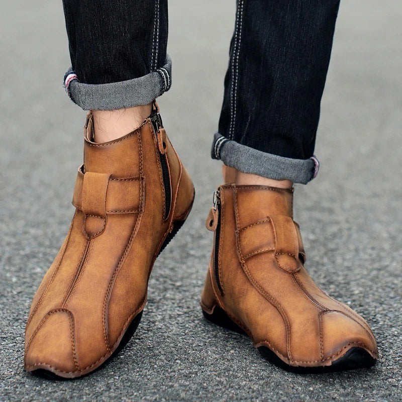 Casual men’s zippered ankle boots with a laid-back vibe.